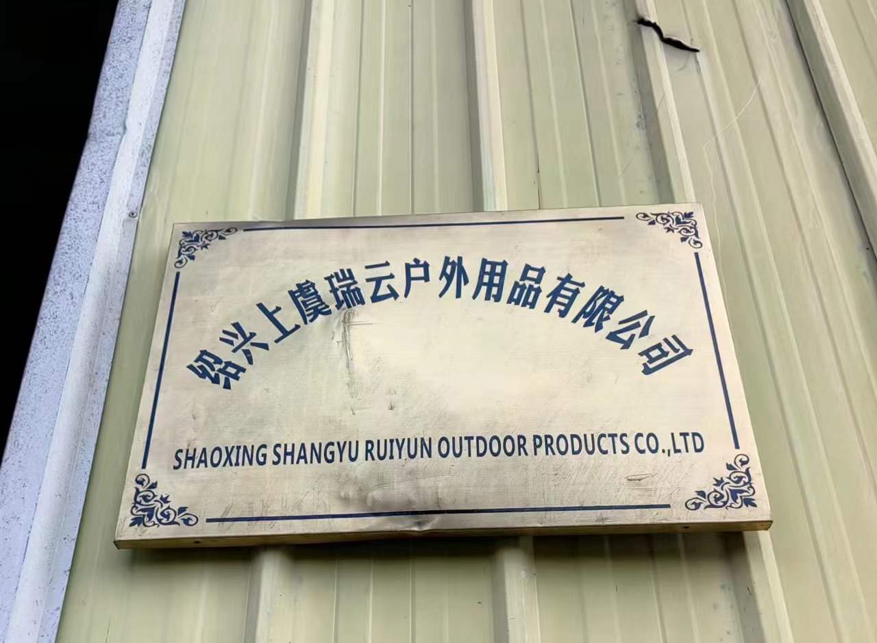 浙江上虞瑞云戶外用品有限公司，使用套袋式真空木紋轉(zhuǎn)印機(jī)，管材四個(gè)面一次轉(zhuǎn)印到位，零色差，零漏轉(zhuǎn)。